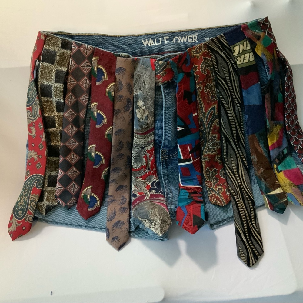 Size 1 Juniors Wallflower “necktie embellished” One of a Kind jeans shorts